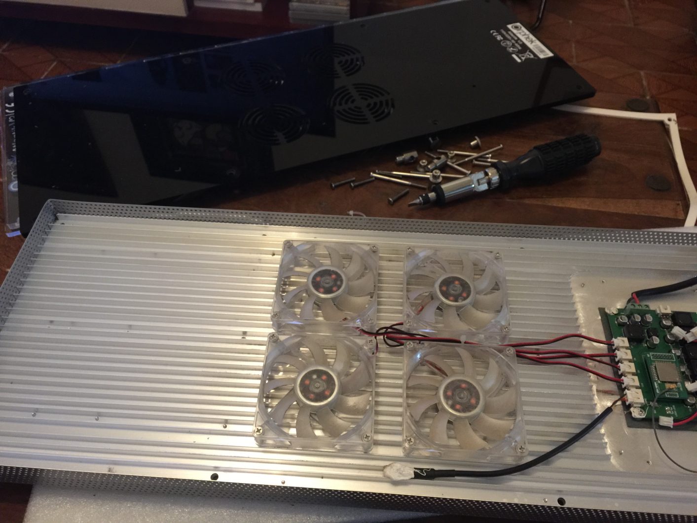 2. Fjern 28 skruerne, der fastgør LED-PCB'en til køleskabet og fjern det gamle LED-printkort.