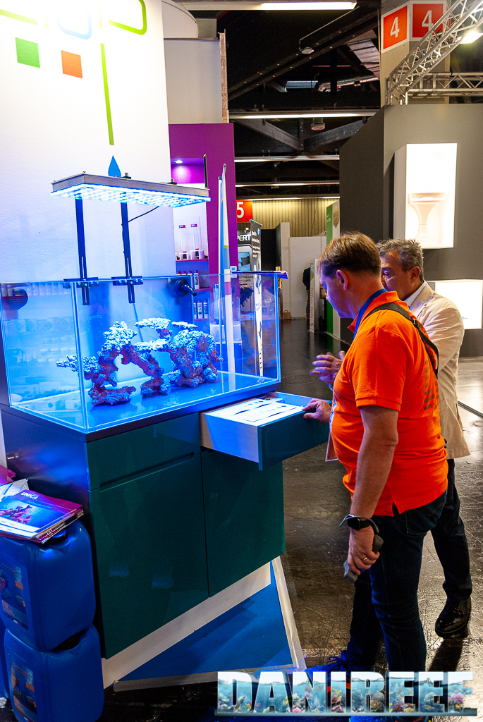 Les lumières LED de l'aquarium récifal d'Orphek sont présentées dans Interzoo 2022